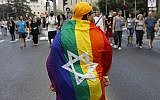 Les participants à la Gay Pride de Jérusalem, le 2 août 2018. (Crédit : AFP Photo/Menahem Kahana)