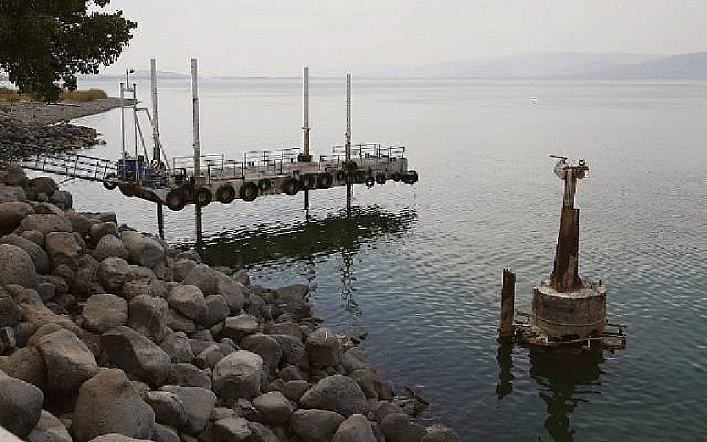 Une photo montre la baisse du niveau de l'eau dans le lac de Tibériade, le 8 octobre 2018 (Crédit :JACK GUEZ/AFP)