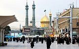 Les visiteurs marchent près du sanctuaire de Fatima Massoumeh , dans la ville sainte de Qom, en Iran, le 15 janvier 2019. (Crédit : ATTA KENARE / AFP)