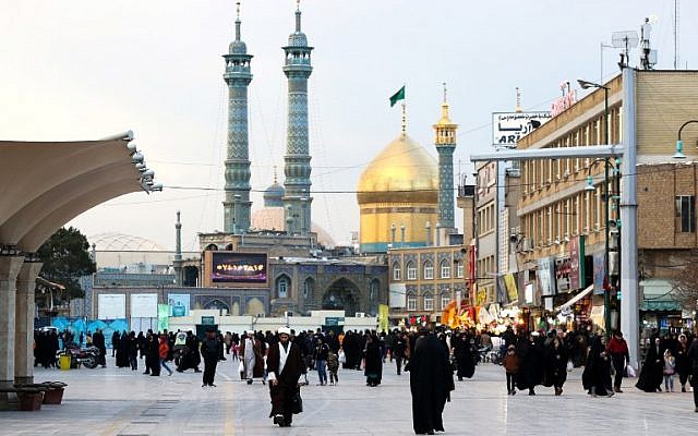 Les visiteurs marchent près du sanctuaire de Fatima Massoumeh , dans la ville sainte de Qom, en Iran, le 15 janvier 2019. (Crédit : ATTA KENARE / AFP) Les visiteurs marchent près du sanctuaire de Fatima Massoumeh , dans la ville sainte de Qom, en Iran, le 15 janvier 2019. (Crédit : ATTA KENARE / AFP)