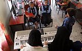 Cours de musique à  l'école Al-Nawares à Taëz, grande ville du sud-ouest du Yémen, le 23 janvier 2019. (Crédit : AHMAD AL-BASHA / AFP)
