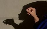 Ayeesha, une employée de l'ONG pakistanaise Aware Girls, forme des collègues à la ligne d'écoute "Sahailee" ("amie" en ourdou) dédiée à l'avortement, à Peshawar, Pakistant le 17 décembre 2018 (Crédit : ABDUL MAJEED/AFP)