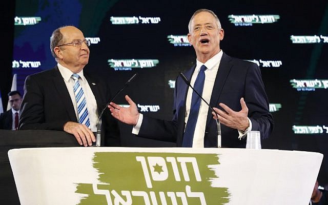 L'ancien chef d'état-major Benny Gantz (à droite) prononce son premier discours électoral aux côtés de son allié électoral, l'ancien ministre de la Défense Moshe Yaalon, à Tel Aviv le 29 janvier 2019. (JACK GUEZ / AFP) L'ancien chef d'état-major Benny Gantz (à droite) prononce son premier discours électoral aux côtés de son allié électoral, l'ancien ministre de la Défense Moshe Yaalon, à Tel Aviv le 29 janvier 2019. (JACK GUEZ / AFP)