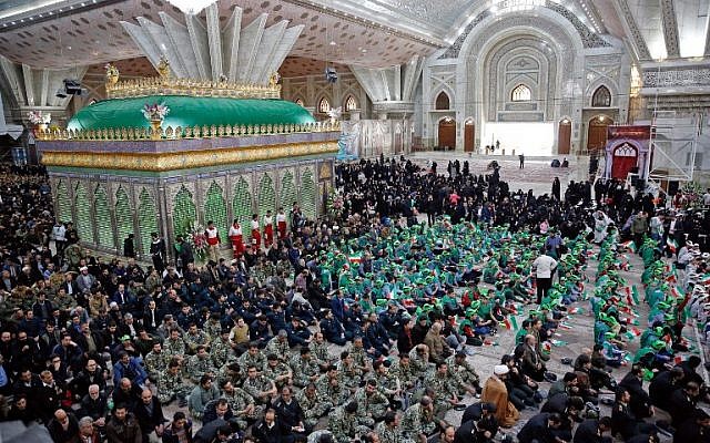 Des Iraniens se rendent sur la tombe de l'Ayatollah Khomeini, fondateur de la Révolution islamique, au 40e anniversaire de son retour d'exil à Paris, le 1er fvrier 2019. (Crédit : Stringer/AFP)