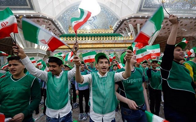 Des étudiants rendent hommage à l'Ayatollah Khomeini, fondateur de la Révolution islamique, au 40e anniversaire de son retour d'exil à Paris, le 1er fvrier 2019. (Crédit : AFP)