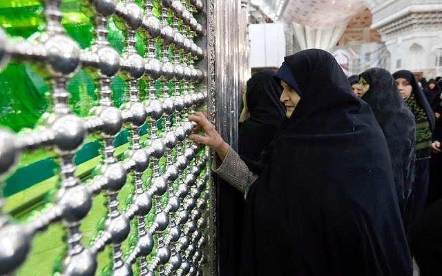 Des Iraniens se rendent sur la tombe de l'Ayatollah Khomeini, fondateur de la Révolution islamique, au 40e anniversaire de son retour d'exil à Paris, le 1er fvrier 2019. (Crédit : Stringer/AFP)