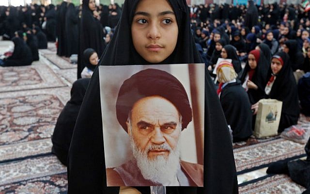 Une fillette tient une photo de l'Ayatollah Khomeini, fondateur de la Révolution islamique, au 40e anniversaire de son retour d'exil à Paris, le 1er fvrier 2019. (Crédit : Stringer/AFP)