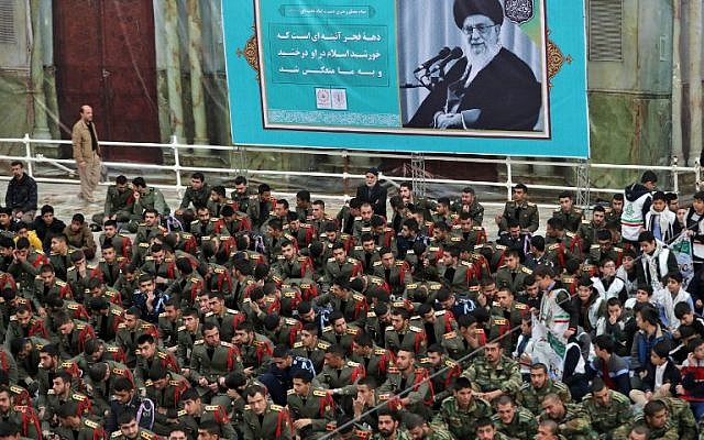 Des soldats iraniens se rendent sur la tombe de l'Ayatollah Khomeini, fondateur de la Révolution islamique, au 40e anniversaire de son retour d'exil à Paris, le 1er fvrier 2019. (Crédit : Stringer/AFP)