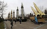Des Iraniens visitent une exposition de l'equipement militaire à Téhéran, le 2 février 2019. (Crédit : ATTA KENARE / AFP)
