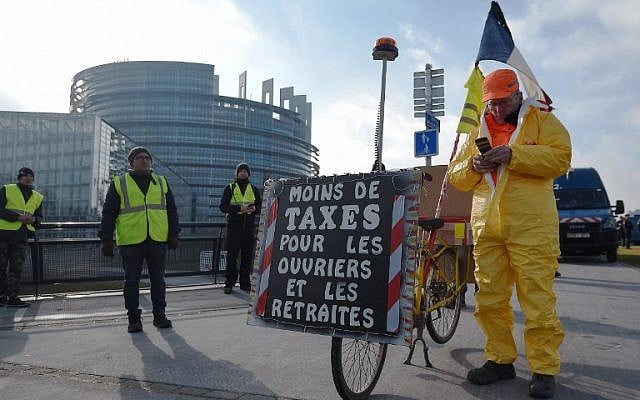 Manifestation des gilets jaunes à Strasbourg, devant le parlement européen, le 2 février 2019. (Crédit : FREDERICK FLORIN / AFP) Manifestation des gilets jaunes à Strasbourg, devant le parlement européen, le 2 février 2019. (Crédit : FREDERICK FLORIN / AFP)