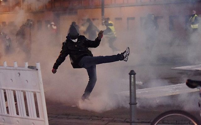 Des émeutiers jettent des cartouches de gaz lacrymogènes lors d'affrontements avec la police lors d'une manifestation antigouvernementale organisée par le mouvement des "Gilets jaunes" à Strasbourg, dans l'est de la France, le 2 février 2019. (Crédit : FREDERICK FLORIN / AFP) Des émeutiers jettent des cartouches de gaz lacrymogènes lors d'affrontements avec la police lors d'une manifestation antigouvernementale organisée par le mouvement des "Gilets jaunes" à Strasbourg, dans l'est de la France, le 2 février 2019. (Crédit : FREDERICK FLORIN / AFP)