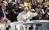 Le pape Francois salue une foule de 170 000 catholiques, au stade d'Abu Dhabi, le 5 février 2019. (Crédit : Vincenzo PINTO / AFP)