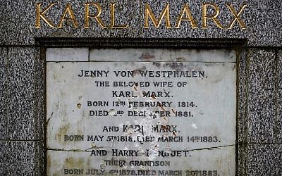 La plaque de marbre endommagée après un acte de vandalisme sur la tombe de Karl Marx, à Londres, le 5 février 2019. (Crédit : Tolga Akmen/AFP)