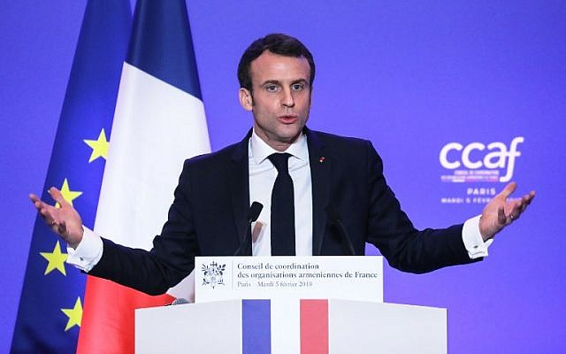 Le président français Emmanuel Macron durant le dîner annuel du Conseil de coordination des organisations arméniennes de France (CCAF), le 5 février à Paris. (Crédit : LUDOVIC MARIN / POOL / AFP)