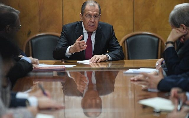 Le ministre des Affaires étrangères russe Sergei Lavrov rencontre des représentants de groupes et mouvements palestiniens, en visite à Moscou pour des discussions intra-palestiniennes, le 12 février 2019. (Crédit : Kirill KUDRYAVTSEV / AFP) Le ministre des Affaires étrangères russe Sergei Lavrov rencontre des représentants de groupes et mouvements palestiniens, en visite à Moscou pour des discussions intra-palestiniennes, le 12 février 2019. (Crédit : Kirill KUDRYAVTSEV / AFP)