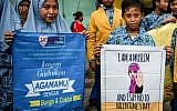 Une centaine de lycéens de Surabaya, la deuxième ville d'Indonésie, manifestent contre la tradition occidentale de la Saint-Valentin. "Dites non maintenant à la Saint-Valentin!" ou "Désolée pour la Saint-Valentin, je suis musulmane", peut-on lire sur les pancartes. (Crédit : .Juni Kriswanto / AFP)