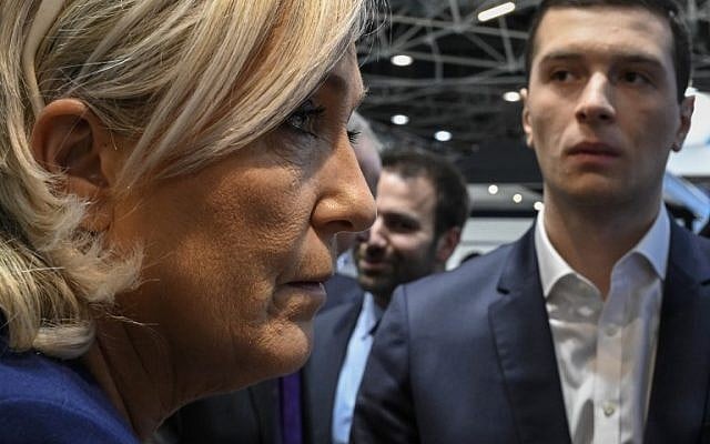Marine Le Pen et le candidat RN aux Européennes Jordan Bardella le 14 février 2019 à Chassier, près de Lyon. (Photo by JEAN-PHILIPPE KSIAZEK / AFP) Marine Le Pen et le candidat RN aux Européennes Jordan Bardella le 14 février 2019 à Chassier, près de Lyon. (Photo by JEAN-PHILIPPE KSIAZEK / AFP)