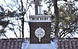 Une photo prise à Keerbergen, dans le nord de la Belgique le 15 février 2019 montre une swastika sur laquelle on peut lire 'Mijn Kamp' ("Mon Camp", en référence détournée à "Mein Kampf") sur la cheminée de la maison décorée d'autres symboles nazis (Crédit : DIRK WAEM / BELGA / AFP)