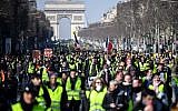 Illustration. Des manifestants défilent sur l'avenue des Champs-Élysées le 16 février 2019, lors de la 14e semaine consécutive de manifestations des "Gilets jaunes". (Crédit : Eric Feferberg/AFP)