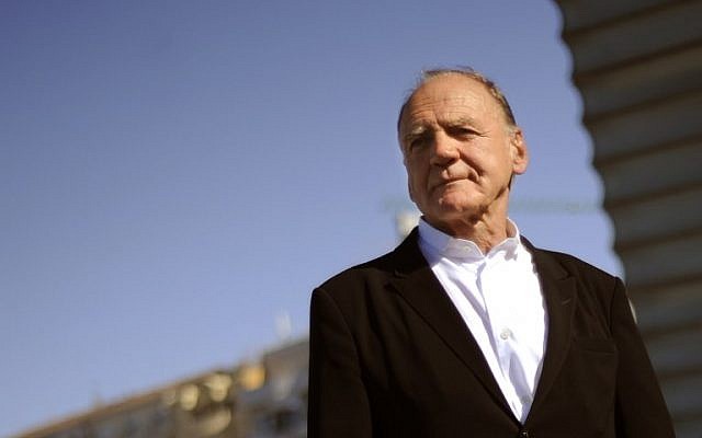 L'acteur suisse Bruno Ganz pose durant la 58ème édition du festival international du film de San Sebastian,  au pays Basque, en 2010 (Crédit : Rafa RIVAS / AFP)