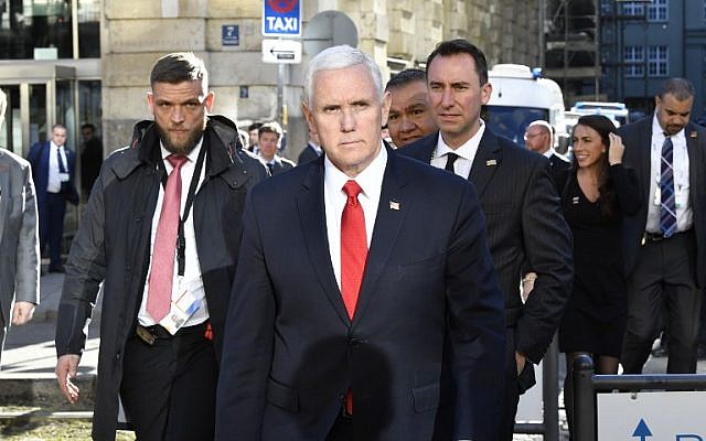 Le vice-président américain Mike Pence, au centre, traverse la rue devant l'hôtel Bayerischer à la 55ème conférence sur la sécurité de Munich, en Allemagne, le 16 février 2019 (Crédit : THOMAS KIENZLE / AFP) Le vice-président américain Mike Pence, au centre, traverse la rue devant l'hôtel Bayerischer à la 55ème conférence sur la sécurité de Munich, en Allemagne, le 16 février 2019 (Crédit : THOMAS KIENZLE / AFP)