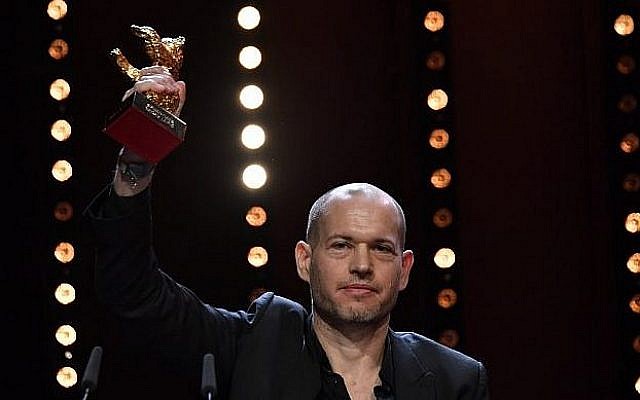 Le réalisateur israélien Nadav Lapid reçoit l'Ours d'or pour le meilleur film pour "Synonymes", au cours de la cérémonie de remise des prix de la 69ème Berlinale du film, le 16 février 2019 à Berlin. (Crédit : John MACDOUGALL / AFP) Le réalisateur israélien Nadav Lapid reçoit l'Ours d'or pour le meilleur film pour "Synonymes", au cours de la cérémonie de remise des prix de la 69ème Berlinale du film, le 16 février 2019 à Berlin. (Crédit : John MACDOUGALL / AFP)