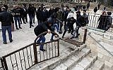 Des manifestants palestiniens forcent l'entrée verrouillée menant au site de la porte de la Miséricorde en face de la mosquée Al Aqsa sur le Mont du Temple, dans la Vieille Ville de Jérusalem, le 18 février 2019. (Ahmad Gharabli/AFP)
