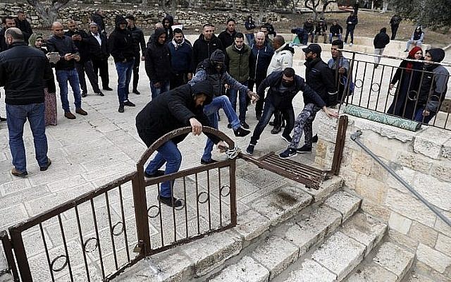 Des manifestants palestiniens forcent l'entrée verrouillée menant au site de la porte de la Miséricorde en face de la mosquée Al Aqsa sur le Mont du Temple, dans la Vieille Ville de Jérusalem, le 18 février 2019. (Ahmad Gharabli/AFP) Des manifestants palestiniens forcent l'entrée verrouillée menant au site de la porte de la Miséricorde en face de la mosquée Al Aqsa sur le Mont du Temple, dans la Vieille Ville de Jérusalem, le 18 février 2019. (Ahmad Gharabli/AFP)