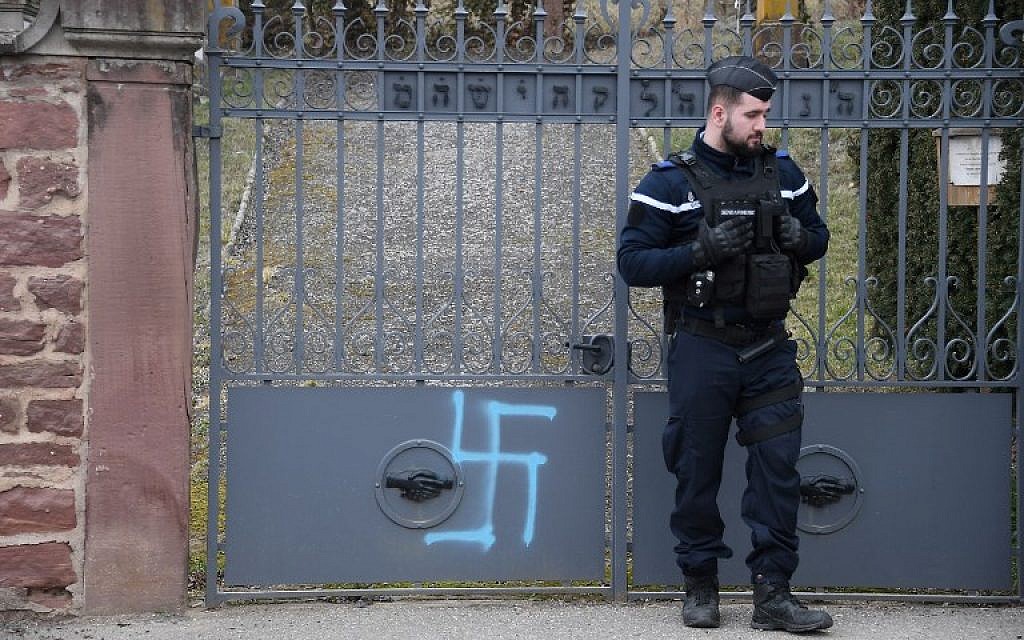 Une photo prise à Quatzenheim, en France, le 19 février 2019, montre des croix gammées peintes sur le portail d'un cimetière juif, le jour d'une marche nationale contre la recrudescence des actes antisémites. (Crédit : Frederick FLORIN / AFP) Une photo prise à Quatzenheim, en France, le 19 février 2019, montre des croix gammées peintes sur le portail d'un cimetière juif, le jour d'une marche nationale contre la recrudescence des actes antisémites. (Crédit : Frederick FLORIN / AFP)