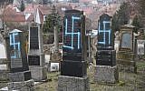 Une photo prise le 20 février 2019 à Quatzenheim montre des svastikas peintes sur des tombes dans un cimetière juif, le jour d'une marche nationale contre une recrudescence des attaques antisémites. - Environ 96 tombes ont été vandalisées dans un cimetière du village de Quatzenheim, près de la frontière avec l'Allemagne, dans la région Alsace. (Crédit : Frederick FLORIN / AFP)