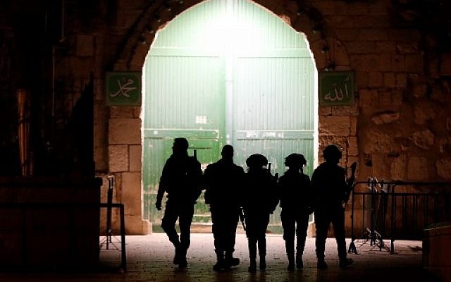 Une patrouille de la police des frontières à une entrée du complexe du mont du Temple dans la Vieille ville de Jérusalem, le 19 février 2018 (Crédit :Ahmad Gharabli/AFP) Une patrouille de la police des frontières à une entrée du complexe du mont du Temple dans la Vieille ville de Jérusalem, le 19 février 2018 (Crédit :Ahmad Gharabli/AFP)