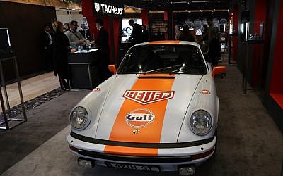 Une Porsche à   l'Exposition de joaillerie et d'horlogerie de Doha, le 20 février 2019 (Crédit :  KARIM JAAFAR / AFP) KARIM JAAFAR /