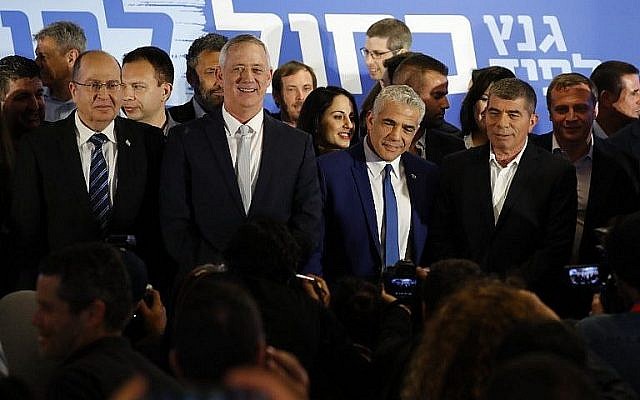 De gauche à droite : Les dirigeants du parti Kakhol lavan Moshe Yaalon, Benny Gantz, Yair Lapid et Gabi Ashkenazi posent pour une photo après avoir annoncé leur nouvelle alliance électorale à Tel Aviv, le 21 février 2019. (Jack Guez/AFP)