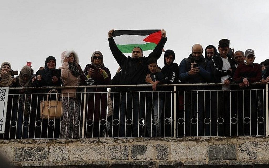 Des fidèles palestiniens se réunissent avant les prières du vendredi à la porte de la Miséricorde sur le mont du Temple, dans la Vieille Ville de Jérusalem, le 22 février 2019 (Crédit : Ahmad Gharabli/AFP)