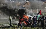 Des émeutiers palestiniens brûlent des pneus lors d’une manifestation à proximité de la frontière le long de la frontière avec Israël, à l’est de la bande de Gaza, le 22 février 2019. (Crédit : MAHMUD HAMS / AFP)
