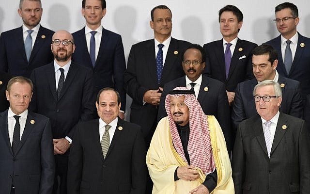 (Le président du Conseil de l'Europe Donald Tusk,le président égyptien Abdel Fattah al-Sisi, le roi saoudien Salmane et le président de la commission européenne Jean-Claude  lors du sommet réunissant la Migue arabe et l'Union européeene, à Charm elè-cheikh, le 24 février 2019. (Crédit : Khaled DESOUKI / AFP)