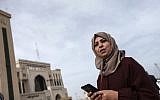 La journaliste Hajar Harb devant le tribunal de Gaza City, le 26 février 2019. (Crédit : MAHMUD HAMS / AFP)