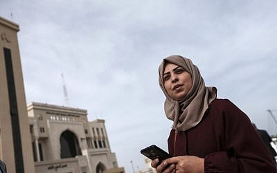 La journaliste Hajar Harb devant le tribunal de Gaza City, le 26 février 2019. (Crédit : MAHMUD HAMS / AFP)