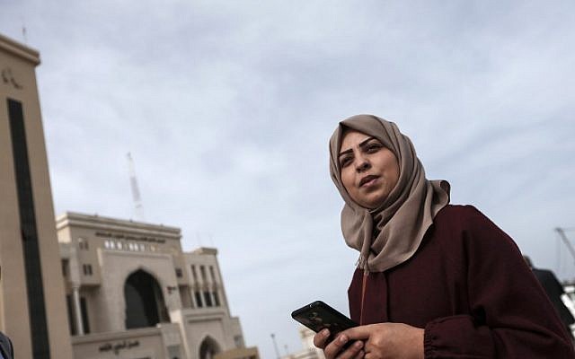 La journaliste Hajar Harb devant le tribunal de Gaza City, le 26 février 2019. (Crédit : MAHMUD HAMS / AFP) La journaliste Hajar Harb devant le tribunal de Gaza City, le 26 février 2019. (Crédit : MAHMUD HAMS / AFP)