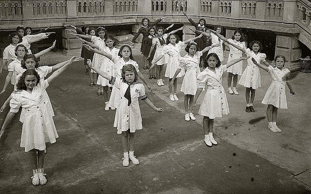 Des enfants juifs mexicains à l'école mont Sinaï, établie en 1943 rue Zacatecas à Mexico par des Juifs de Damas, en Syrie (Crédit : Zihronot Archive/Monte Sinai Community/via JTA)