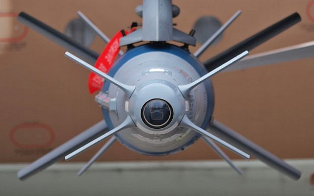 Une bombe guidée fabriquée par Rafael sous l'aile d'un chasseur Sufa F-16I de l'armée de l'air israélienne. (Crédit : CC BY 3.0) Une bombe guidée fabriquée par Rafael sous l'aile d'un chasseur Sufa F-16I de l'armée de l'air israélienne. (Crédit : CC BY 3.0)