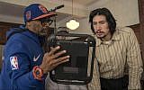 Spike Lee sur le tournage de  'BlacKkKlansman' avec Adam Driver, qui joue le détective juif Flip Zimmerman. (Crédit : David Lee/Focus Features/via JTA)