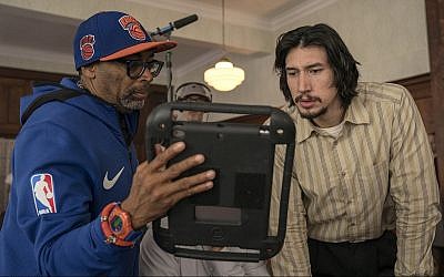 Spike Lee sur le tournage de  'BlacKkKlansman' avec Adam Driver, qui joue le détective juif Flip Zimmerman. (Crédit : David Lee/Focus Features/via JTA)