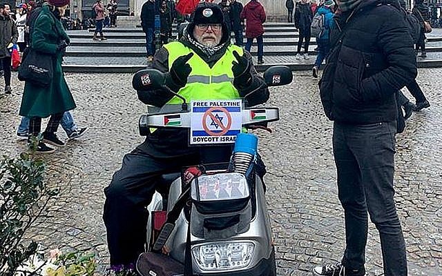 Robert-Willem van Norren soutient le boycott d'Israël sur un scooter de mobilité fabriqué en Israël en janvier 2019. (Michael Jacobs via JTA) Robert-Willem van Norren soutient le boycott d'Israël sur un scooter de mobilité fabriqué en Israël en janvier 2019. (Michael Jacobs via JTA)