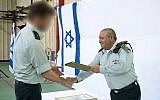 Le chef d'état-major Gadi Eisenkot remet une recommandation officielle aux unités spéciales Sayeret Matkal, le 27 mars 2018. (Crédit : armée israélienne)