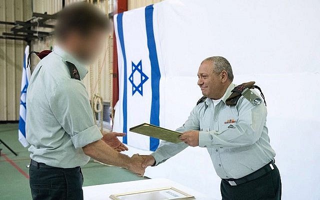 Le chef d'état-major Gadi Eisenkot remet une recommandation officielle aux unités spéciales Sayeret Matkal, le 27 mars 2018. (Crédit : armée israélienne) Le chef d'état-major Gadi Eisenkot remet une recommandation officielle aux unités spéciales Sayeret Matkal, le 27 mars 2018. (Crédit : armée israélienne)