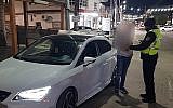 La police interroge un adolescent de 15 ans qui a aidé son frère de cinq ans à conduire une voiture (Crédit : Police israélienne)