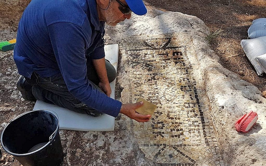 Les travaux de préservation sur une inscription vieille de 1600 ans et un pressoir retrouvés dans l'habitation d'un riche Samaritain ont été retrouvés lors de fouilles réalisées à Tzur Natan. (Crédit : Galeb Abu Diab/Autorité israélienne des Antiquités) Les travaux de préservation sur une inscription vieille de 1600 ans et un pressoir retrouvés dans l'habitation d'un riche Samaritain ont été retrouvés lors de fouilles réalisées à Tzur Natan. (Crédit : Galeb Abu Diab/Autorité israélienne des Antiquités)