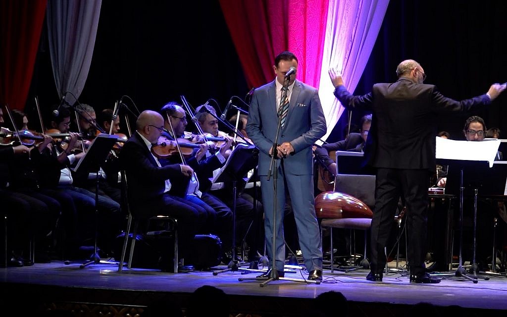 Le chanteur égyptien Ahmad Adel à l'Institut de musique arabe du Caire, le 20 janvier 2019. (Crédit : Mohamed el-Shahed / AFP)