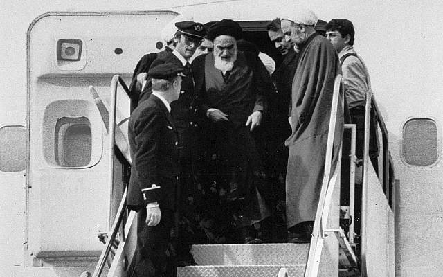 Le 1er février 1979, l'Ayatollah Ruhollah Khomeini sort d'un avion, mettant fin à son exil religieux, à l'aéroport de Téhéran. (Crédit : AP /FY, Archive)